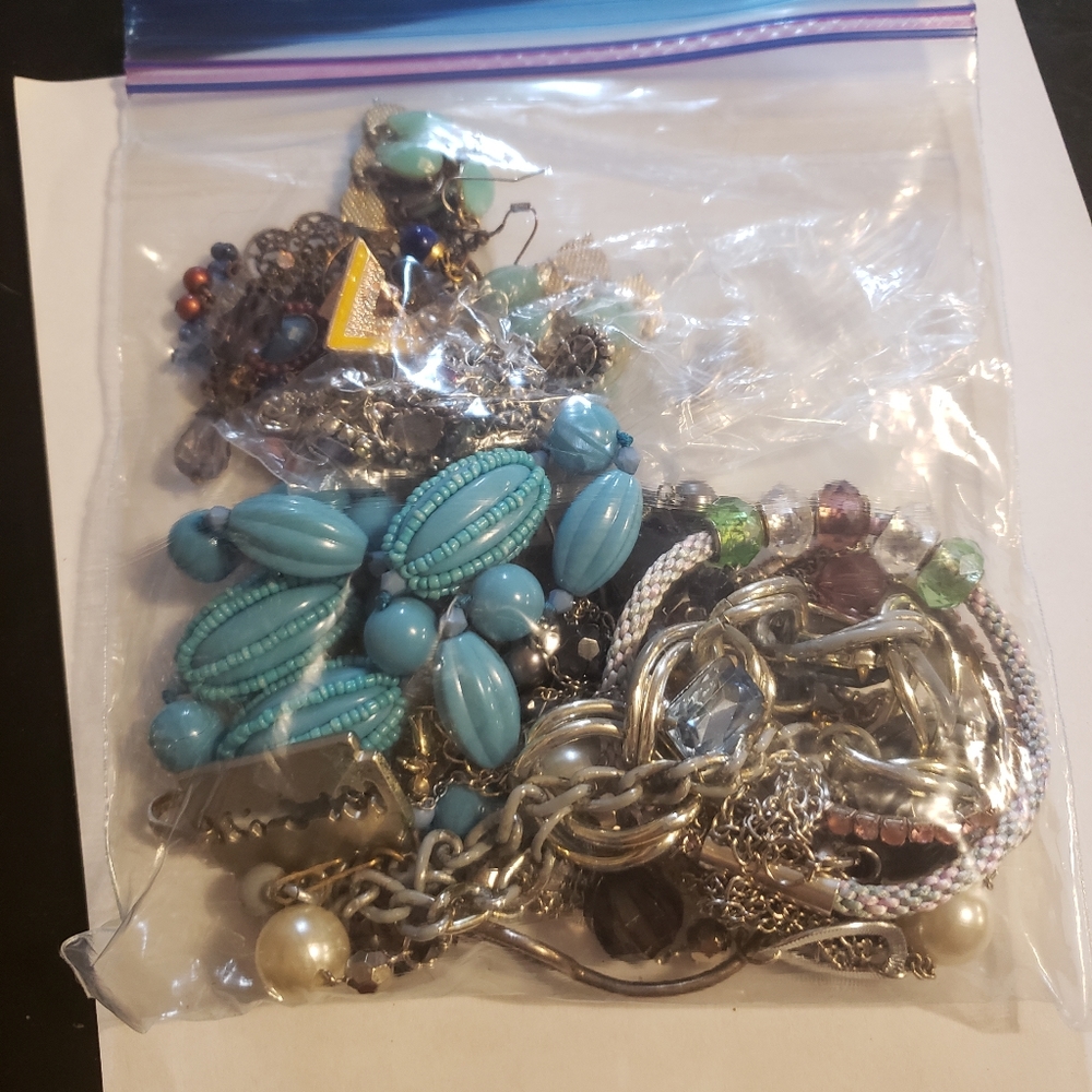 ❤Bag full of miscellaneous costume jewelry